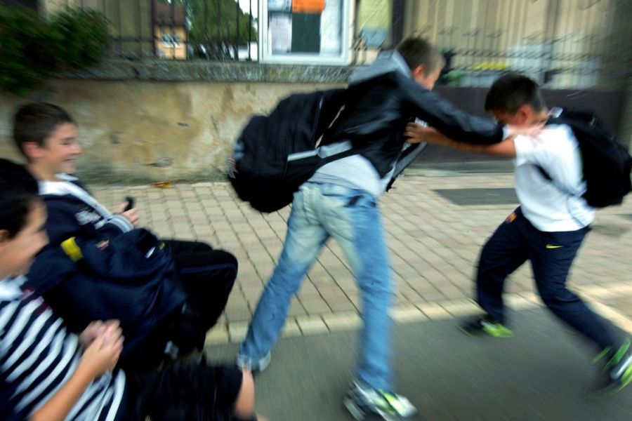 Violence scolaire dans la Loire, une surveillante agressée – L’école face à l’escalade des tensions
