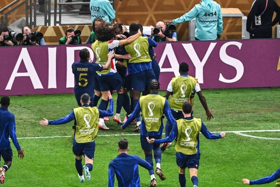 Le monde du football français est secoué par l'arrestation de deux joueurs professionnels, Hugo et Oscar (noms d'emprunt), accusés d'agression sexuelle en Argentine. Cette affaire soulève l'indignation en France et met en lumière la question des comportements dans le milieu du sport professionnel. Les faits présumés Selon les informations disponibles, les faits se seraient déroulés dans la nuit du 7 au 8 juillet 2024 à Buenos Aires : •	Les deux joueurs auraient rencontré une jeune femme de 23 ans dans une boîte de nuit •	Ils l'auraient ensuite invitée dans leur chambre d'hôtel •	La victime présumée accuse les deux hommes de l'avoir violée La police argentine a arrêté Hugo et Oscar le 9 juillet suite à la plainte déposée par la jeune femme. Le choc en France L'annonce de cette arrestation a provoqué une onde de choc dans le milieu du football français : •	Les clubs des deux joueurs ont immédiatement suspendu les contrats des accusés •	La Fédération Française de Football a publié un communiqué condamnant fermement tout acte de violence sexuelle •	De nombreux joueurs et personnalités du football ont exprimé leur stupeur sur les réseaux sociaux "Si les faits sont avérés, c'est inacceptable et impardonnable", a déclaré Didier Deschamps, le sélectionneur de l'équipe de France. L'enquête en cours Les autorités argentines ont ouvert une enquête pour "viol en réunion". Les deux joueurs français font l'objet d'une détention provisoire pendant la durée de l'enquête.Leurs avocats affirment que leurs clients nient les accusations et parlent de relations consenties. Ils demandent leur libération sous caution. Les questions soulevées Cette affaire soulève plusieurs interrogations : 1.	La formation et la sensibilisation des joueurs professionnels aux questions de consentement et de respect 2.	L'encadrement des joueurs lors des déplacements à l'étranger 3.	La responsabilité des clubs et des instances du football dans la prévention de tels actes "Il est temps que le monde du football prenne ses responsabilités et mette en place des mesures concrètes pour lutter contre les violences sexuelles", estime Marie Derain, présidente du Conseil national des activités physiques et sportives.Cette affaire, qui n'en est qu'à ses débuts, promet de faire couler beaucoup d'encre et pourrait avoir des répercussions importantes sur le football français.