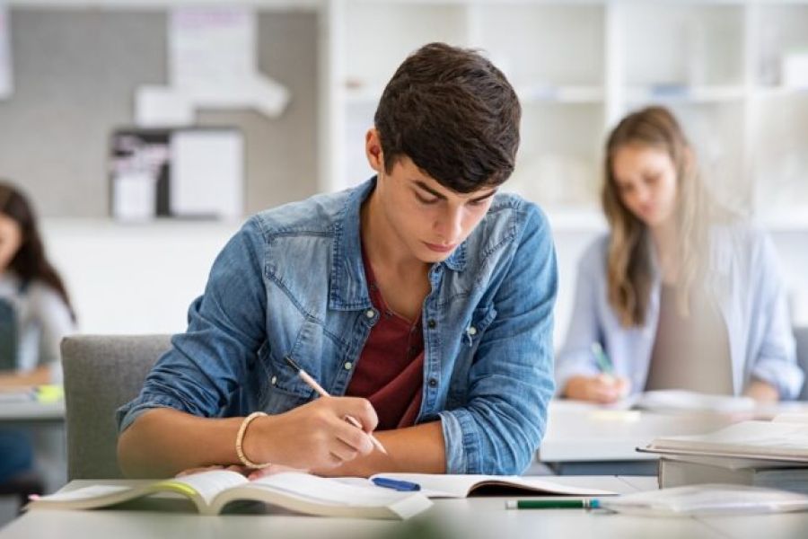 Baccalauréat 2025 : premières épreuves sous tension pour les lycéens français
