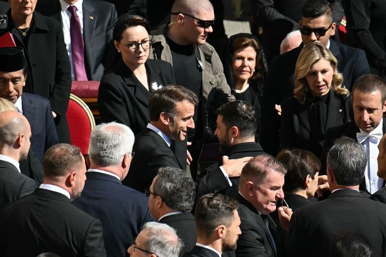 Poignée de main Trump-Macron-Zelensky, cercueil et papamobile... les images à retenir des funérailles du pape François.