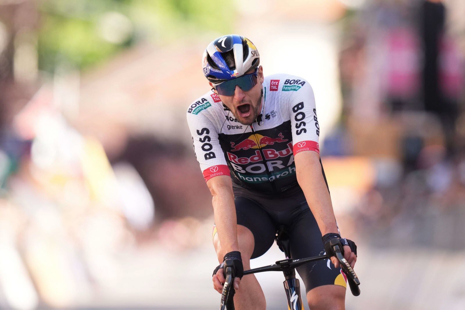 Cyclisme : Nico Denz s’impose en solitaire sur la 18e étape du Giro – Analyse d’une victoire, d’une stratégie et d’un sport en mutation