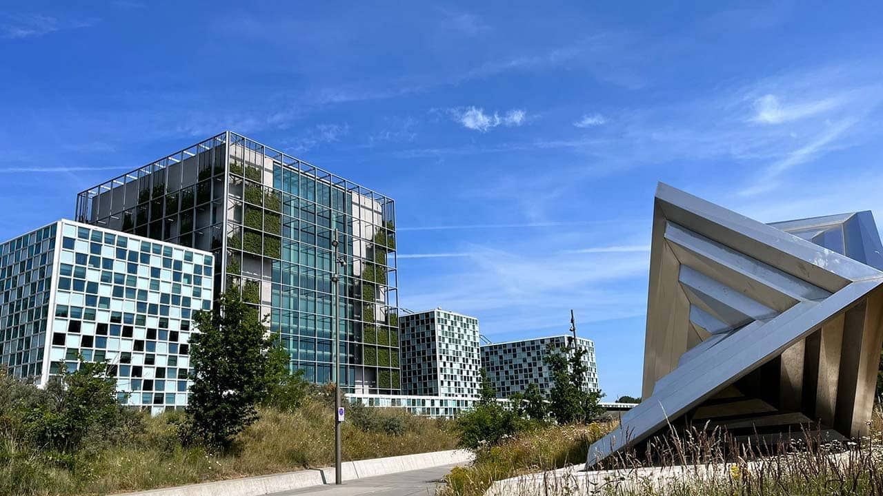 La justice internationale se trouve à un carrefour décisif en 2025, avec la montée en puissance des mécanismes de lutte contre les impunités des élites politiques, économiques et militaires