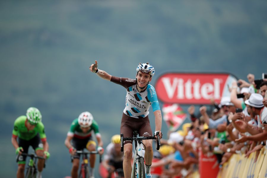 La folie du Tour s'empare de l'Italie Le Grand Départ du Tour de France 2024 en Italie a tenu toutes ses promesses, offrant un spectacle exceptionnel dès la première étape. Les routes sinueuses de Toscane et d'Émilie-Romagne ont été le théâtre d'une course palpitante, rappelant pourquoi la Grande Boucle reste l'événement cycliste le plus prestigieux au monde. L'engouement des habitués du Tour Malgré le départ à l'étranger, les fans français ont fait le déplacement en masse, créant une ambiance électrique le long du parcours. Les tifosi italiens n'étaient pas en reste, accueillant chaleureusement la caravane du Tour et les coureurs. Cette fusion des cultures cyclistes a donné lieu à des scènes de liesse, notamment lors du passage dans les villes historiques de Florence et de Rimini. Les faits marquants de la première étape La première étape, longue de 205 km entre Florence et Rimini, a été marquée par plusieurs moments clés : 1.	Une échappée initiale de sept coureurs, dont quatre Français, s'est formée après 20 km de course. 2.	Les difficultés du parcours ont rapidement fait des dégâts, avec des écarts importants dans le peloton. David Gaudu, victime du Covid une semaine avant le départ, a été lâché à plus de 70 km de l'arrivée. 3.	L'attaque décisive de Romain Bardet à 50 km de l'arrivée a été le tournant de la journée. Le Français a rejoint l'échappée puis s'est isolé avec son coéquipier Frank van den Broek. 4.	Dans un final haletant, le duo de l'équipe DSM-Firmenich PostNL a résisté au retour du peloton, offrant à Bardet la victoire d'étape et le maillot jaune. 5.	Wout van Aert a réglé le sprint du peloton pour la troisième place, à 5 secondes des deux échappés. Cette victoire de prestige couronne la carrière de Romain Bardet, qui dispute son dernier Tour de France. À 33 ans, l'Auvergnat porte le maillot jaune pour la première fois de sa carrière, trois ans après le dernier Français à l'avoir fait, Julian Alaphilippe.La deuxième étape s'annonce tout aussi difficile, avec six ascensions courtes mais raides au programme. Romain Bardet devra batailler pour conserver sa tunique de leader, dans ce qui s'annonce comme un Tour de France 2024 passionnant.