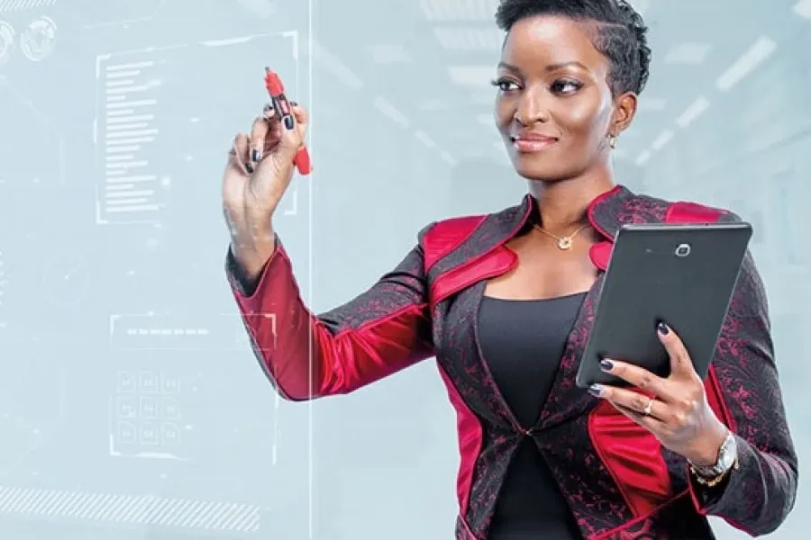 En Côte d’Ivoire, un véritable raz-de-marée féminin transforme la donne économique. Le pays, souvent regardé pour ses performances agricoles et extractives, s’affirme aujourd’hui comme un creuset innovant de l’entrepreneuriat numérique porté par des femmes leaders. En 2025, près de 48% des startups technologiques ivoiriennes sont dirigées par des femmes, un chiffre record en Afrique subsaharienne. Ces entrepreneures révolutionnent des secteurs aussi divers que la fintech, la télémédecine, l’agritech et l’éducation digitale. Le gouvernement ivoirien multiplie les initiatives pour faciliter leur accès au financement via des fonds dédiés, et pour développer des programmes de formation pointus favorisant le leadership féminin et l’innovation technologique. Des figures emblématiques comme Aïcha Koné, fondatrice de la plateforme EduTechGo, ou Mariam Coulibaly, experte en intelligence artificielle pour la santé, symbolisent cette dynamique. Sous l’impulsion de ces pionnières, la Côte d’Ivoire valorise une nouvelle image d’économie numérique inclusive et durable, en phase avec les ambitions de la Vision 2030 africaine. Cette poussée féminine crée non seulement des milliers d’emplois mais participe aussi à l’émergence d’un écosystème tech panafricain que scrutent avec intérêt les investisseurs internationaux. Avec la digitalisation accélérée, la Côte d’Ivoire inspire un modèle où l’innovation se conjugue avec justice sociale et autonomie économique. Principaux mots-clés SEO : entrepreneuriat féminin Afrique, Côte d’Ivoire innovations, startups technologiques, leadership des femmes, économie numérique africaine, fintech Afrique, Vision 2030.