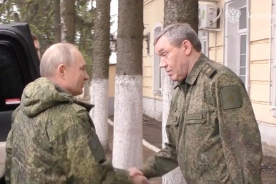 Visite en uniforme militaire à Koursk, Poutine ordonne à son armée de « libérer complètement » la région des forces ukrainiennes
