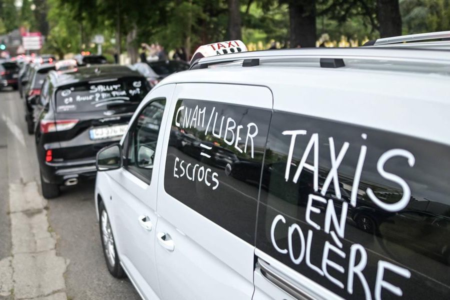 Taxis, agriculteurs, budget – la France face au spectre du blocage social