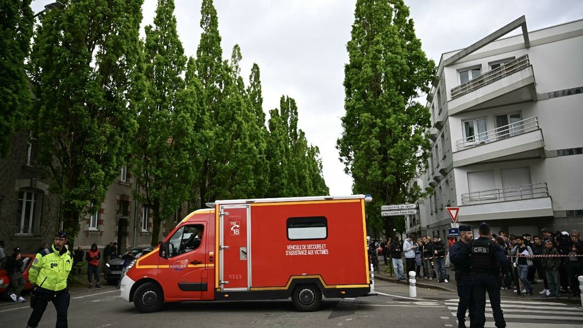 Attaque au couteau dans un lycée de Nantes : un mort, trois blessés, la sécurité scolaire en question.