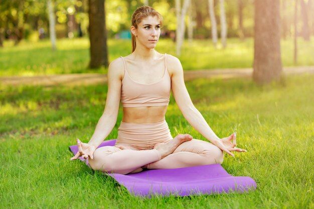 Méditation et yoga : les nouvelles pratiques qui séduisent les femmes actives