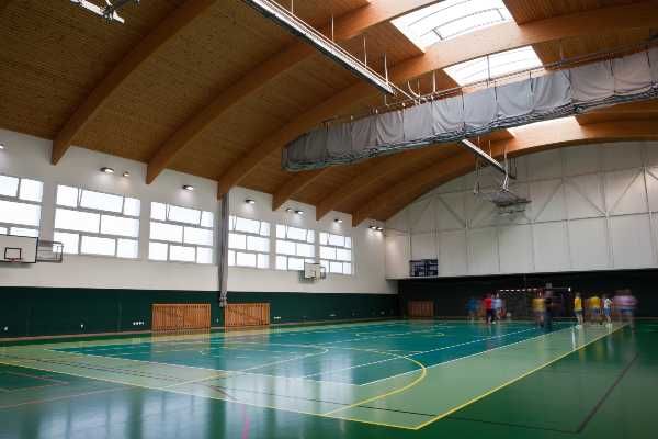 Le gouvernement français prépare l’ouverture des gymnases scolaires aux clubs sportifs, réponse à la montée des licenciés