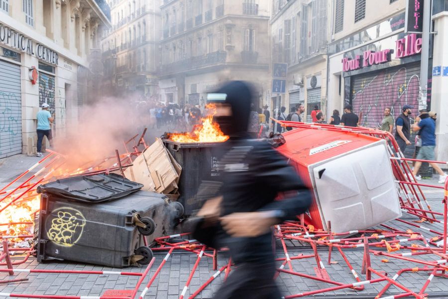 Hyper-violence au quotidien : La France à la croisée des chemins entre dérive médiatique et montée des groupes d'autodéfense