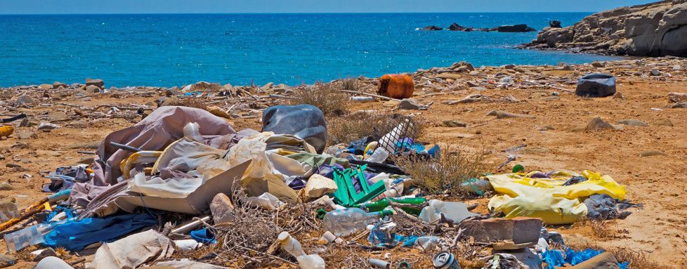 Sur la côte d'azur, des tonnes de béton et de déchets d'une ancienne ferme aquacole retirés de la méditerranée