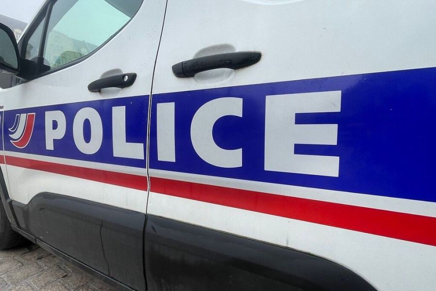 Vitry-sur-Seine : Homme Armé de Sabres Blessé par la Police - L'Enquête en Cours