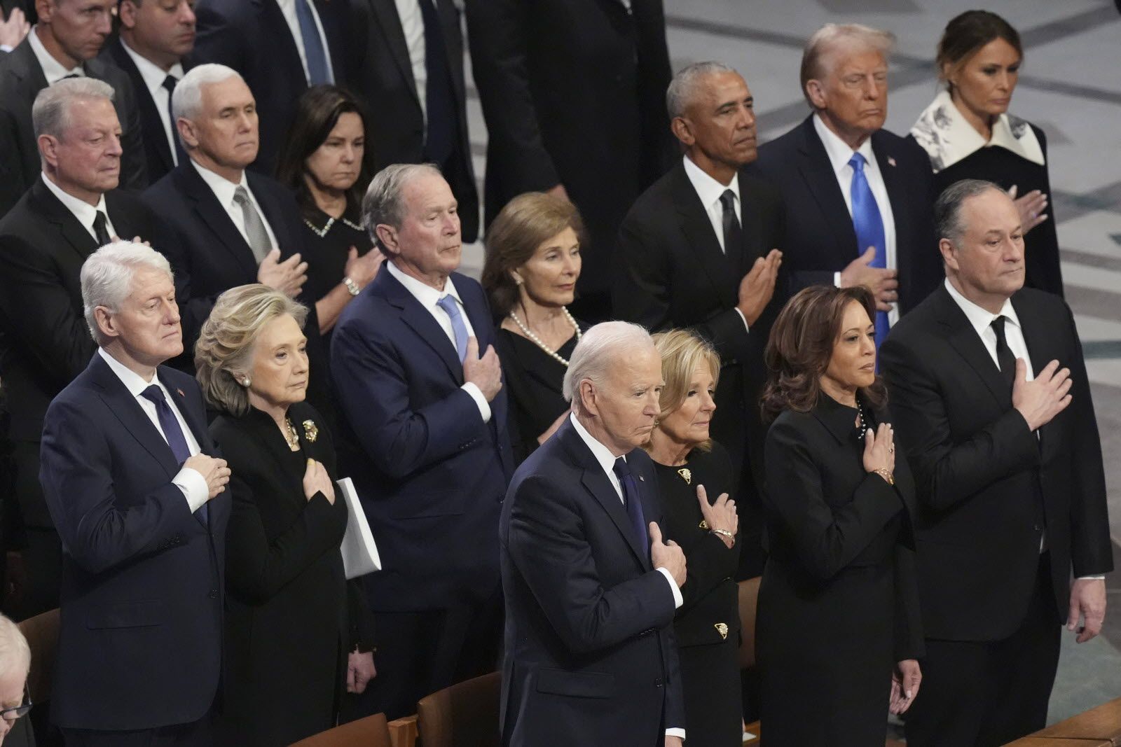 États-Unis : rare moment de complicité entre Obama et Trump aux obsèques de Carter