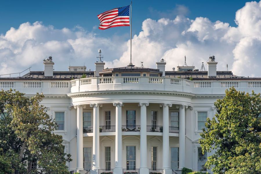 Secret Service Ouvre le Feu Près de la Maison Blanche : Tentative d'Attaque ou Crise Suicidaire ?