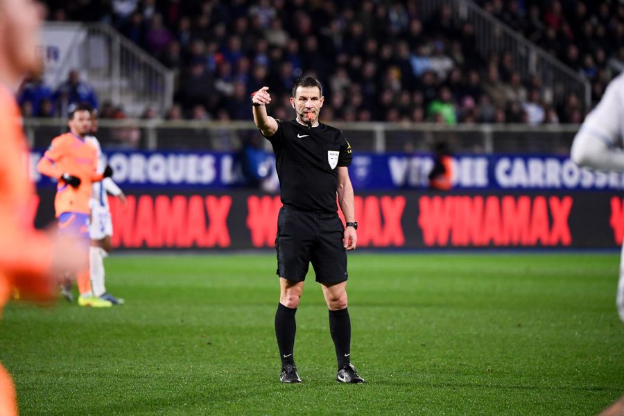 Ligue 1 : pneus crevés pour l'arbitre d'Auxerre-Marseille, une enquête ouverte