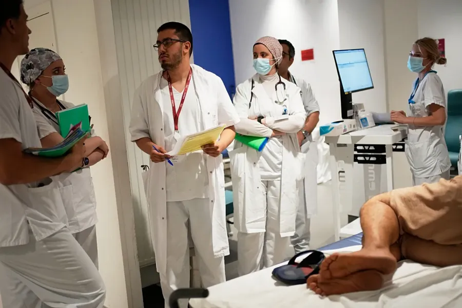 Santé Publique et Pics Thermiques : La Résilience du Système Hospitalier Français à l'Épreuve de l'Été 2026