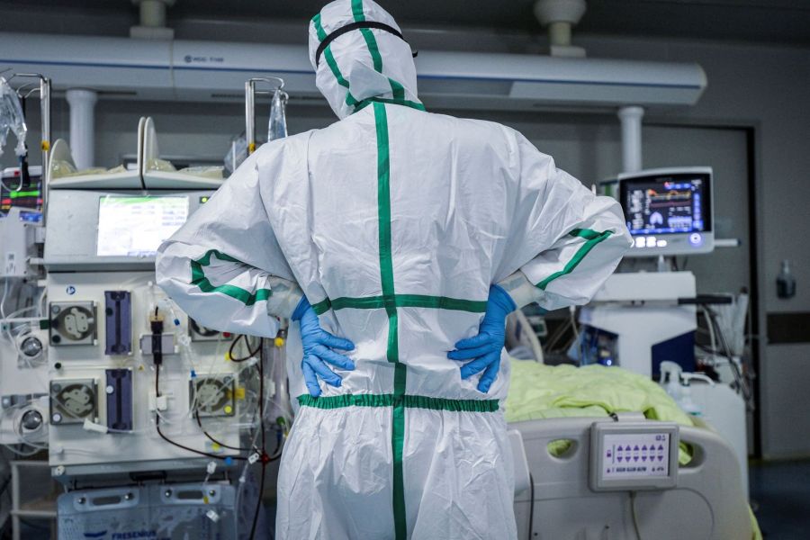 L'Organisation Mondiale de la Santé (OMS) a de nouveau sollicité la Chine pour obtenir des informations cruciales sur l'origine de la pandémie de Covid-19. Cette demande souligne l'importance de la transparence et de la coopération internationale dans la prévention des futures épidémies. Contexte de la demande •	Rappel des théories sur l'origine du virus •	Obstacles rencontrés dans les enquêtes précédentes •	Enjeux géopolitiques de la question Position de l'OMS •	Importance de la transparence pour la préparation future •	Nécessité d'une coopération internationale renforcée •	Appel à un partage complet des données scientifiques Réaction de la Chine •	Historique des réponses chinoises aux demandes de l'OMS •	Enjeux de souveraineté et de réputation internationale •	Perspectives de coopération future Implications pour la santé mondiale •	Leçons à tirer pour la prévention des pandémies •	Renforcement des systèmes de surveillance épidémiologique •	Débat sur la gouvernance mondiale de la santé