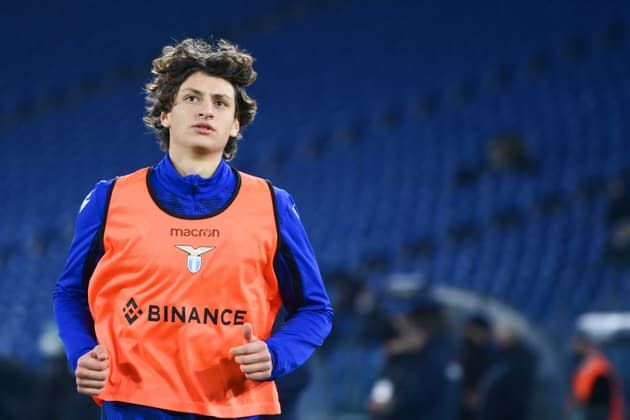 Scandale après des Saluts Nazis Célébrant le But de l'Arrière-Petit-Fils de Mussolini