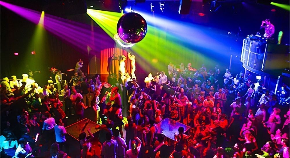 OMONDO INTERNATIONAL : Guerre en Ukraine - Des officiers de conscription contrôlent les hommes à la sortie d’un concert à Kiev